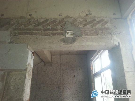 提供了大量的实拍照片,大量的报修记录,显示该小区普遍存在房屋裂缝