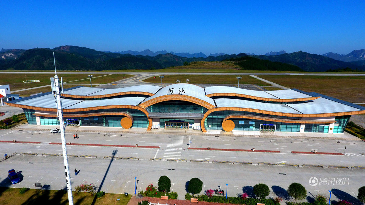 航拍广西河池机场 如山巅"航空母舰"