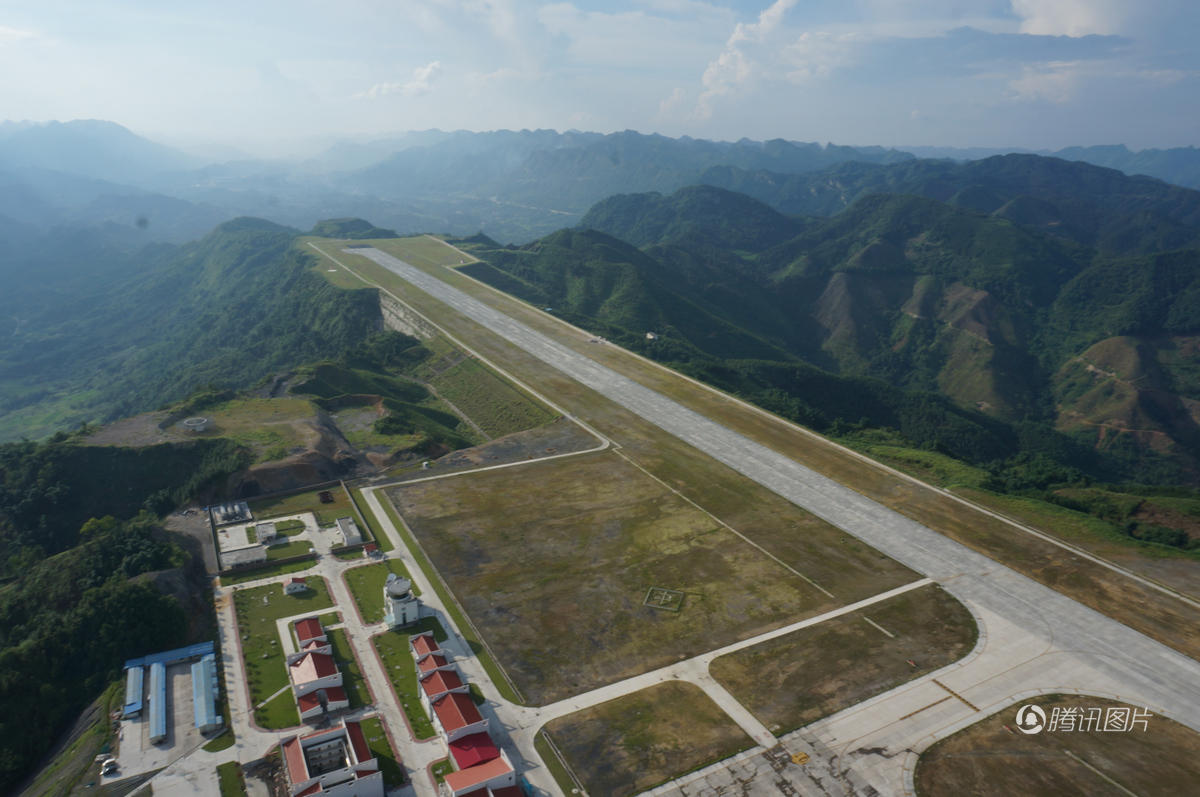 航拍广西河池机场 如山巅"航空母舰"