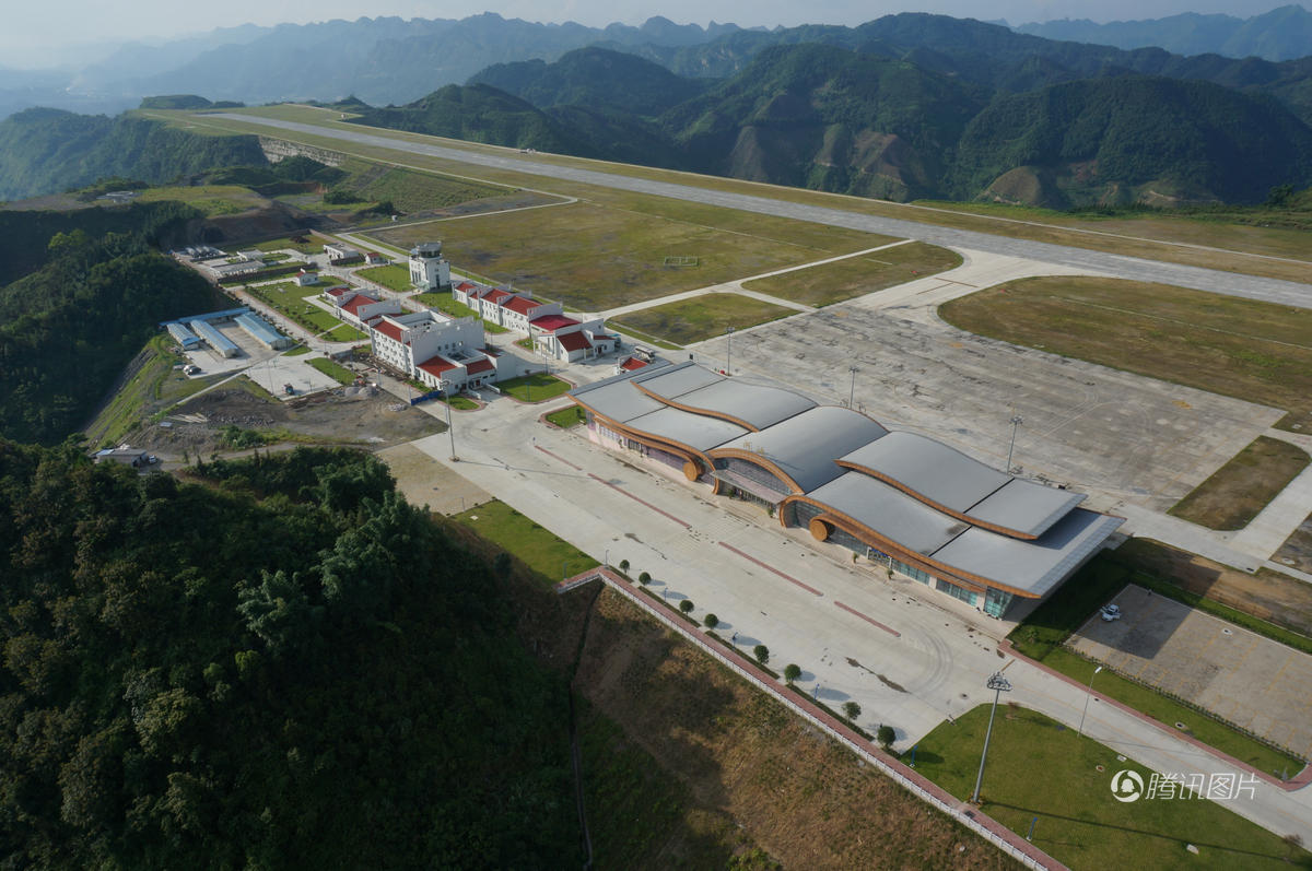 航拍广西河池机场 如山巅"航空母舰"