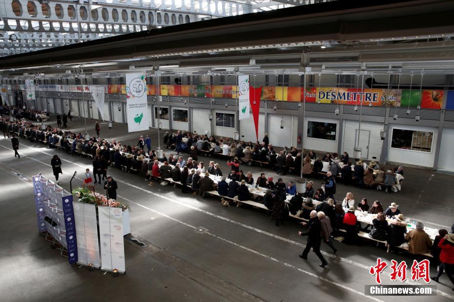 法民众围坐401.22米长餐桌吃午餐 欲破纪录