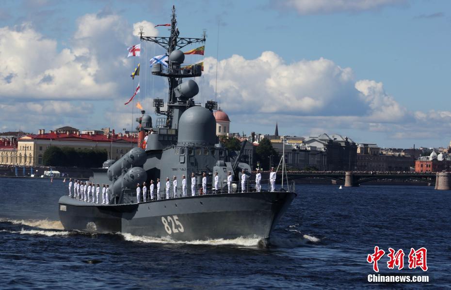 俄罗斯多地举行阅兵庆祝海军节