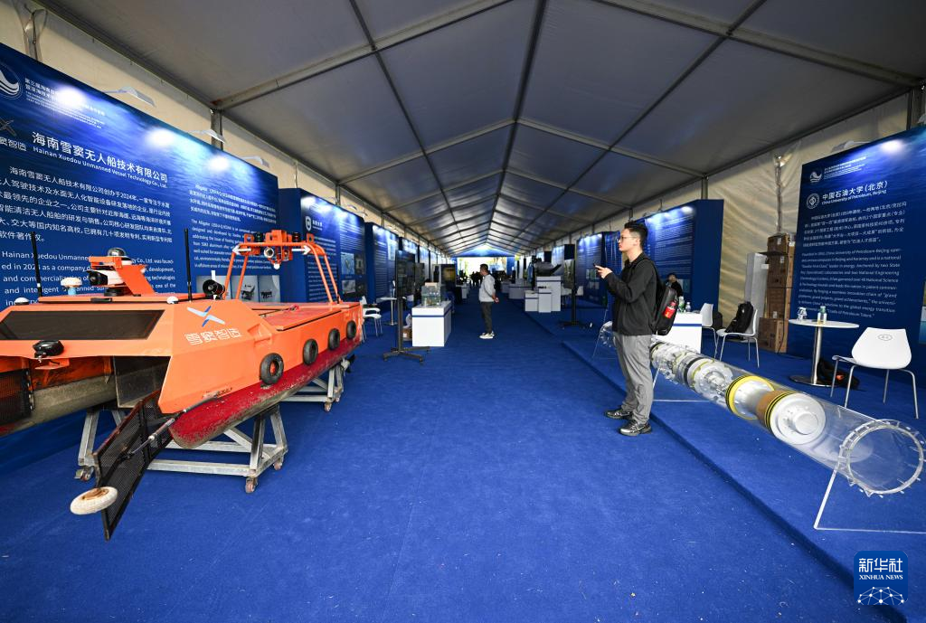 走进深海先进技术及装备成果展 