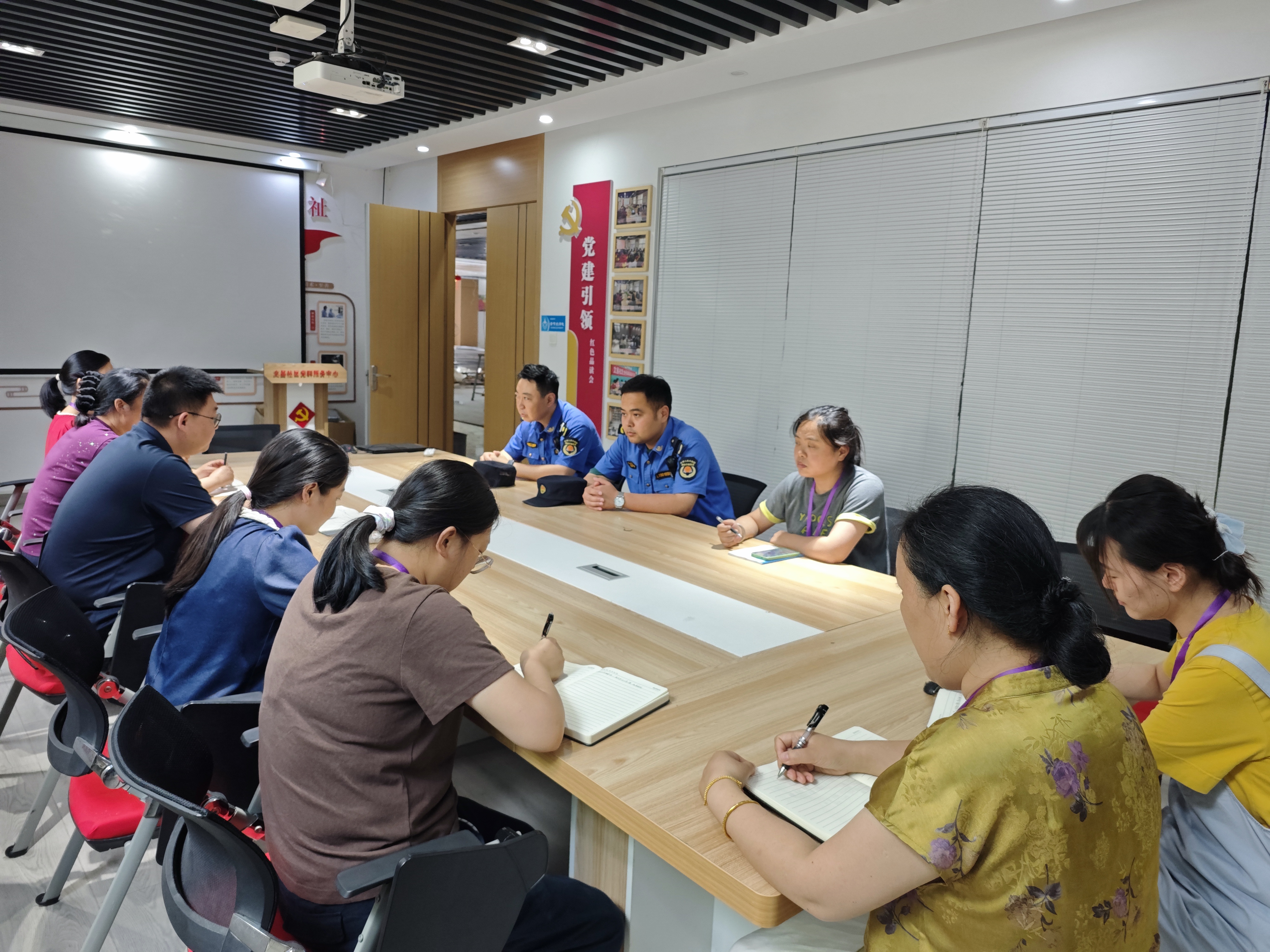 城管队员参与小区议事会议前置化解矛盾1.jpg