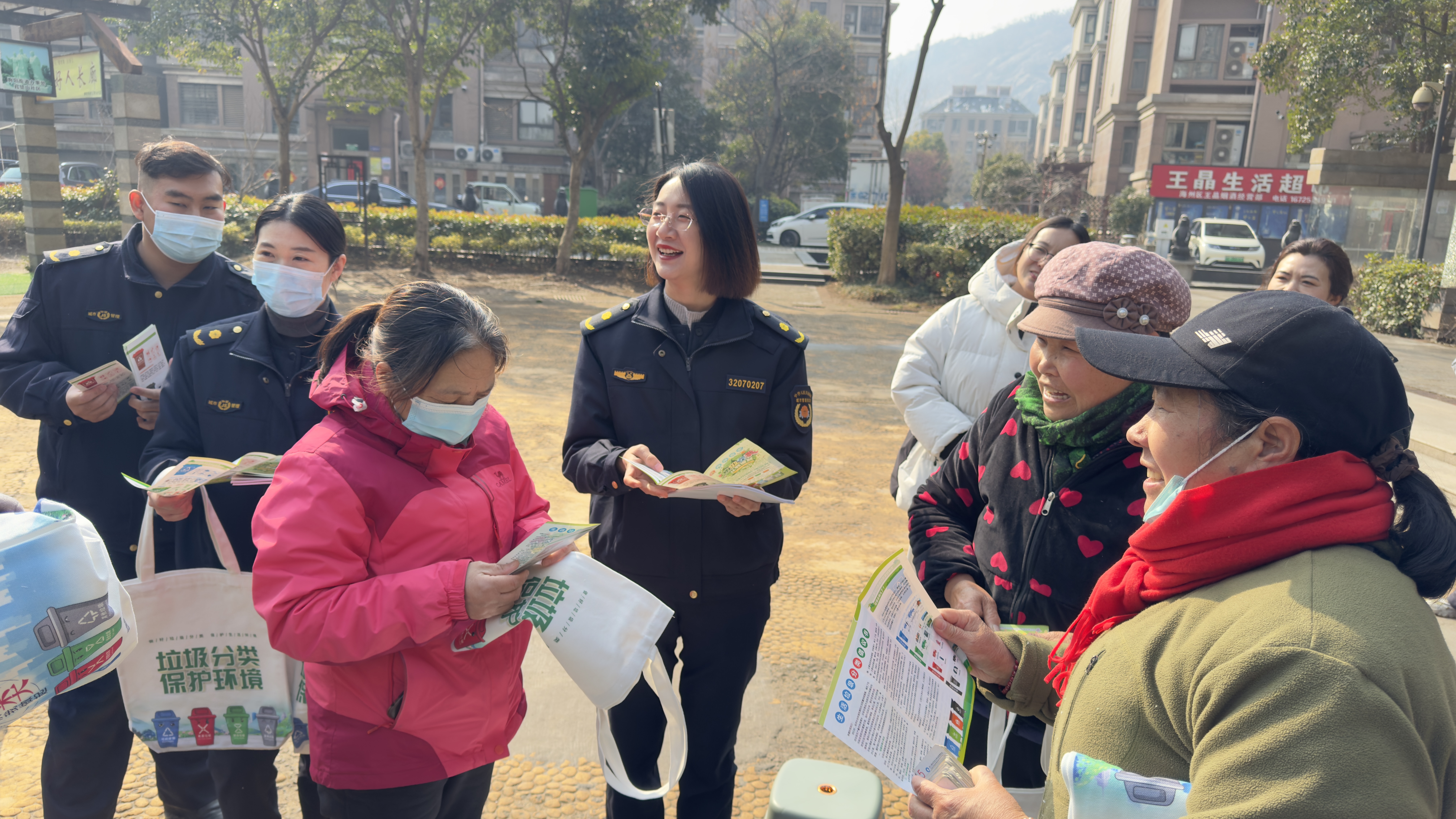 城管队员在社区开展宣传活动营造共治共享氛围2.jpg
