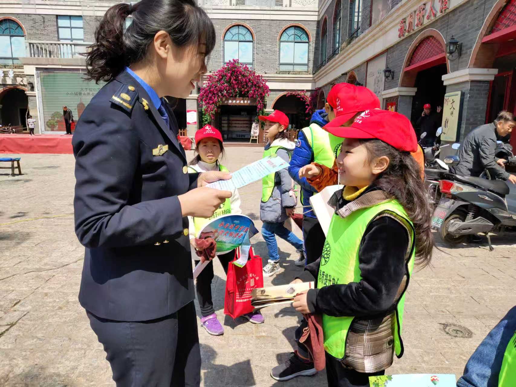进社区宣传垃圾分类.jpg