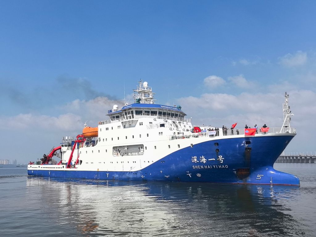 中国大洋100航次第二航段起航 &ldquo;蛟龙&rdquo;号首赴南太平洋开展作业